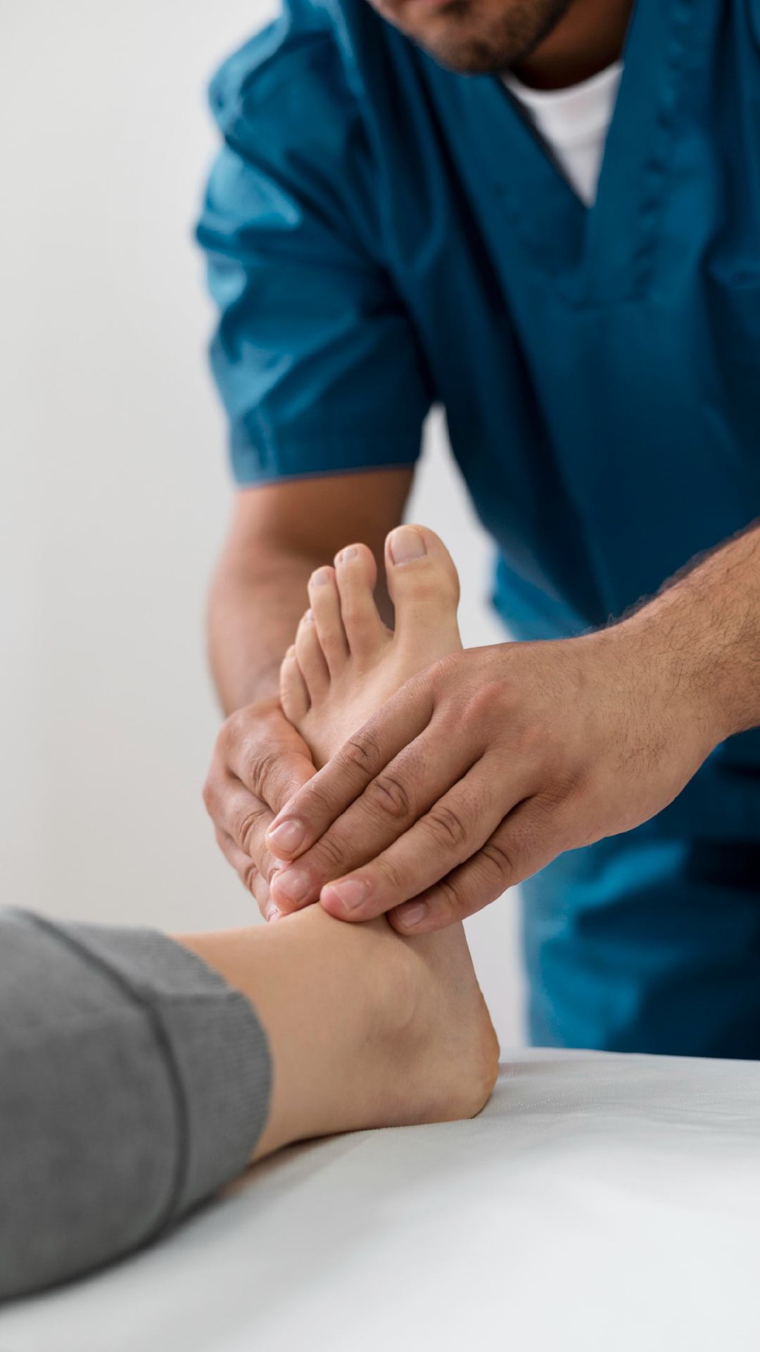 Doctor en traje masajeando pies